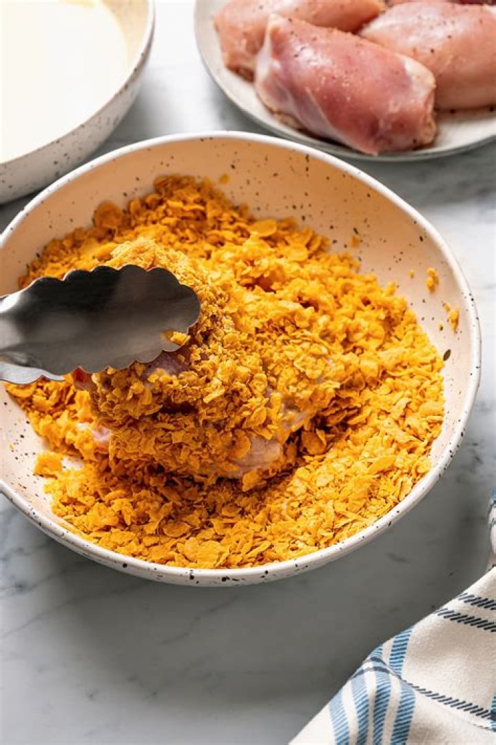 Should you coat chicken in flour before frying?